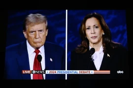 Phó Tổng thống Mỹ Kamala Harris (phải) và cựu Tổng thống Donald Trump trong cuộc tranh luận trực tiếp ở Philadelphia, Mỹ, ngày 10/9/2024. (Ảnh: THX/TTXVN)