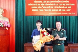 Đại tá Trịnh Thanh Bình, Chỉ huy trưởng Bộ đội Biên phòng Quảng Bình biểu dương thành tích của Nguyễn Anh Vũ khi đậu vào Học viện Biên phòng. (Ảnh: TTXVN phát)