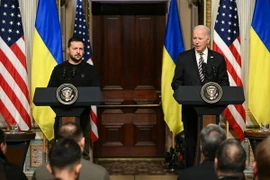 Tổng thống Mỹ Joe Biden (phải) và người đồng cấp Ukraine Volodymyr Zelensky. (Ảnh: AFP/TTXVN)