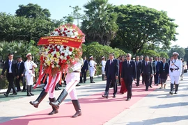 Chủ tịch Quốc hội Trần Thanh Mẫn đặt vòng hoa tại Đài tưởng niệm các liệt sỹ vô danh. (Ảnh: Xuân Tú/TTXVN)