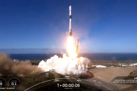 Tên lửa đẩy Falcon 9 của Công ty vũ trụ SpaceX mang theo vệ tinh trinh sát quân sự đầu tiên của Hàn Quốc rời bệ phóng tại Căn cứ Lực lượng vũ trụ Vanderberg ở bang California (Mỹ) ngày 1/12/2023. (Ảnh: AFP/TTXVN)