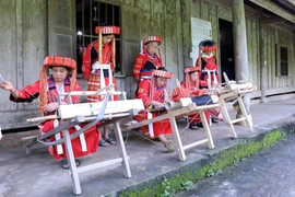 Đồng bào dân tộc Pà Thẻn, thôn Thượng Minh, xã Hồng Quang (Lâm Bình, Tuyên Quang) thêu, dệt thổ cẩm. (Ảnh: Hoàng Hải/TTXVN)