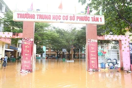 Trường Trung học cơ sở Phước Tân 1 (phường Phước Tân, thành phố Biên Hòa, tỉnh Đồng Nai) ngập cao gần 1m, hơn 2.600 học sinh phải nghỉ học. (Ảnh: Lê Xuân/TTXVN)