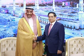 Thủ tướng Phạm Minh Chính tiếp Bộ trưởng Công nghiệp và Tài nguyên khoáng sản Saudi Arabia Bandar Alkhorayef. (Ảnh: Dương Giang/TTXVN)