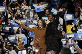 Phó Tổng thống Mỹ Kamala Harris (trái) và cựu Đệ nhất phu nhân Michelle Obama tại chiến dịch vận động tranh cử ở Kalamazoo, Michigan, ngày 26/10/2024. (Ảnh: Kyodo/TTXVN)