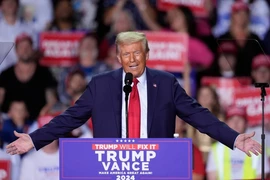 Ứng cử viên Donald Trump của đảng Cộng hòa (Mỹ) trong cuộc vận động tranh cử ở Van Andel Arena, ngày 5/11/2024. (Ảnh: AP/TTXVN)