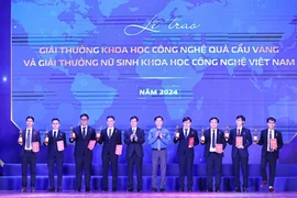 Bí thư Trung ương Đoàn Nguyễn Minh Triết trao Giải thưởng Khoa học công nghệ Quả Cầu Vàng cho các tài năng trẻ. (Ảnh: Minh Đức/TTXVN)