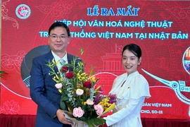 Đại sứ Việt Nam tại Nhật Bản Phạm Quang Hiệu chúc mừng bà Đỗ Khánh Hân, Chủ tịch Hiệp hội Văn hóa Nghệ thuật truyền thống Việt Nam tại Nhật Bản. (Ảnh: Nguyễn Tuyến/TTXVN)