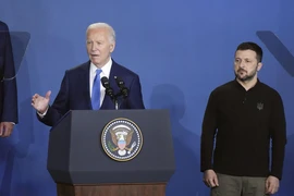 Tổng thống Mỹ Joe Biden (trái) và Tổng thống Ukraine Volodymyr Zelensky tại Hội nghị thượng đỉnh NATO ở Washington ngày 11/7/2024. (Ảnh: Kyodo/TTXVN)