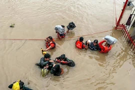 Lực lượng cứu hộ sơ tán người dân khỏi vùng ngập lụt do bão Trami tại tỉnh Camarines Sur, Philippines ngày 24/10/2024. (Ảnh: THX/TTXVN)