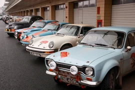 Đoàn xe cổ của câu lạc bộ Rally The Globe (Vương quốc Anh) gồm nhiều dòng xe nổi tiếng thế giới đã chính thức đặt chân đến Hà Nội, kết thúc hành trình xuyên qua 4 quốc gia Đông Nam Á gần một tháng. (Ảnh: Minh Sơn/Vietnam+)