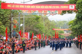 Người dân đội mưa lớn xem lễ diễu binh lớn nhất từ trước tới nay tại Điện Biên