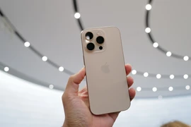 Trên tay iPhone 16 Pro Max màu 'Titan sa mạc' mới được Apple giới thiệu