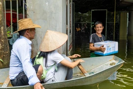 Cận cảnh vùng 'rốn lũ' Hà Nội: Đi thuyền đến từng nhà dân để cung cấp nước sạch