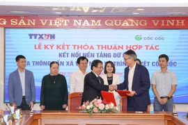 Thông tấn xã Việt Nam ký kết thoả thuận hợp tác với trình duyệt Made in Vietnam Cốc Cốc. (Ảnh: Minh Sơn/Vietnam+)