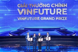 5 nhà khoa học giành giải thưởng cao nhất của VinFuture 2024 vì những đóng góp đột phá để thúc đẩy sự tiến bộ của học sâu. (Ảnh: Minh Sơn/Vietnam+)