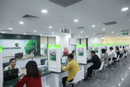 Khách hàng giao dịch tại Vietcombank. (Ảnh: PV/Vietnam+)