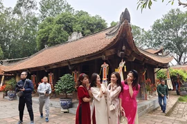 Khách thập phương du Xuân đầu năm tại ngôi chùa cổ Vĩnh Nghiêm - Bắc Giang. (Ảnh: Thúy Hà/Vietnam+)