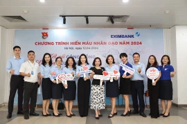 Bà Doãn Hồ Lan – Thành viên ban kiểm soát (thứ 6 từ phải qua) cùng bà Trịnh Thị Hải Yến (thứ 6 từ trái qua) – Trưởng văn phòng đại diện Eximbank tại Hà Nội cùng cán bộ nhân viên Eximbank hiến máu tại sự kiện. (Ảnh: Vietnam+)