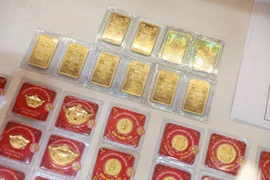 Giá vàng SJC lao dốc gần 1 triệu đồng mỗi lượng, chờ tin đấu thầu vàng. (Ảnh: Vietnam+)