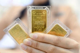 NHNN theo dõi sát thị trường vàng, khuyến nghị người dân thận trọng trong giao dịch. (Ảnh: Vietnam+)
