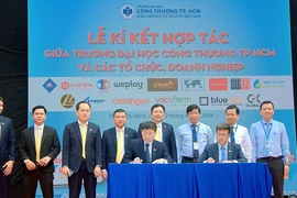 Đại diện LPBank và Đại học Công Thương Thành phố Hồ Chí Minh ký kết thỏa thuận hợp tác. (Ảnh: Vietnam+)