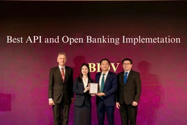 Ông Nguyễn Chiến Thắng (Giám đốc Trung tâm Phát triển Ngân hàng số BIDV) và bà Bùi Minh Trang (Phó Giám đốc Ban Chính sách Sản phẩm bán buôn BIDV) nhận giải thưởng. (Ảnh: Vietnam+)