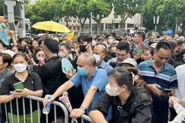 Hàng trăm người dân xếp hàng chờ vào viếng Tổng Bí thư Nguyễn Phú Trọng. (Ảnh: PV/Vietnam+)