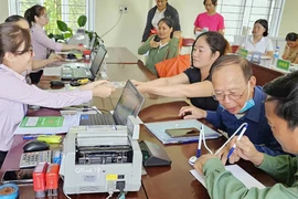 Chi nhánh Ngân hàng Chính sách xã hội tỉnh Yên Bái đã và đang khẩn trương cho vay bổ sung nguồn vốn để người nghèo và các đối tượng chính sách khác khôi phục sản xuất kinh doanh. (Ảnh: Vietnam+)