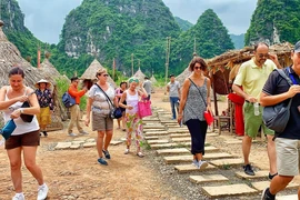 Du khách tham quan tại Khu du lịch Tràng Anh, Ninh Bình. 