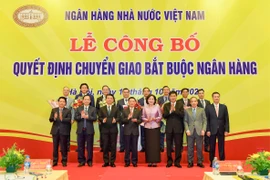 Phó Thủ tướng Chính phủ Hồ Đức Phớc cùng Ban lãnh đạo Ngân hàng Nhà nước chụp ảnh lưu niệm với lãnh đạo 4 ngân hàng. (Ảnh: Vietnam+)