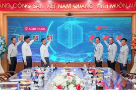 Đại diện lãnh đạo Agribank - VNPAY chính thức bấm nút ra mắt Giải pháp OSB. (Ảnh: Vietnam+)