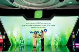 Bà Phạm Thị Thanh Hoài – thành viên Hội đồng quản trị VietinBank nhận giải thưởng “Top 10 Báo cáo thường niên tốt nhất nhóm ngành Tài chính”. (Ảnh: Vietnam+)