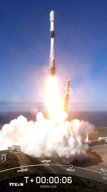 Tên lửa đẩy Falcon 9 mang theo vệ tinh trinh sát quân sự của Hàn Quốc rời bệ phóng. (Ảnh: AFP/TTXVN)