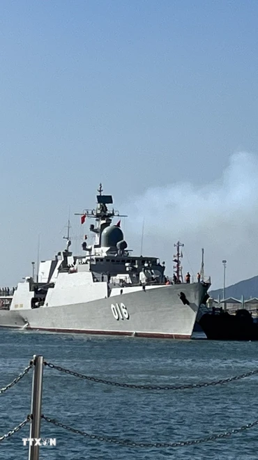 Ngày 24/11, Tàu 016-Quang Trung đã cập cảng Ngang Thuyền Châu, bắt đầu chuyến thăm hữu nghị Khu hành chính đặc biệt Hong Kong (Trung Quốc) từ ngày 24-27/11. (Ảnh: TTXVN)