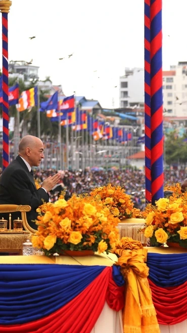 Lễ hội đua thuyền, thả đèn nước và cúng trăng, đút cốm dẹp năm 2023 của người dân Campuchia chính thức Khai mạc vào chiều chiều 26/11 dưới dự chủ trì của Quốc vương Norodom Sihamoni. (Ảnh: Hoàng Minh/TTXVN)