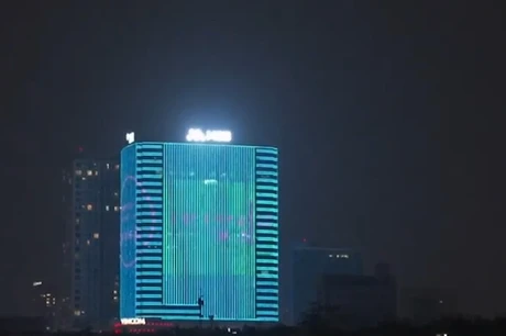 Tại Việt Nam, trong tối nay nhiều tòa nhà được thắp sáng màu xanh. (Ảnh: UNICEF)
