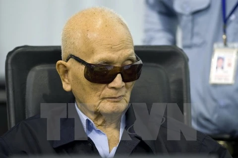 Cựu thủ lĩnh Khmer Đỏ Nuon Chea tại phiên xét xử của tòa án ở Phnom Penh. (Ảnh: AFP/TTXVN)