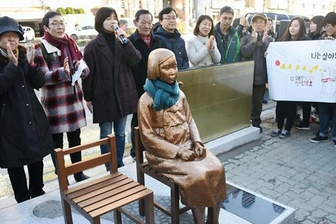 Tượng 'phụ nữ mua vui' trước Lãnh sự quán Nhật Bản ở Busan. (Nguồn: AAP)