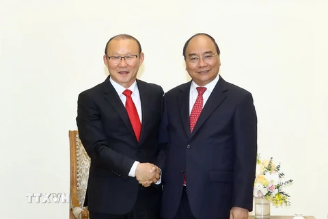 Thủ tướng Nguyễn Xuân Phúc tiếp huấn luyện viên Park Hang-seo. (Ảnh: Thống Nhất/TTXVN)