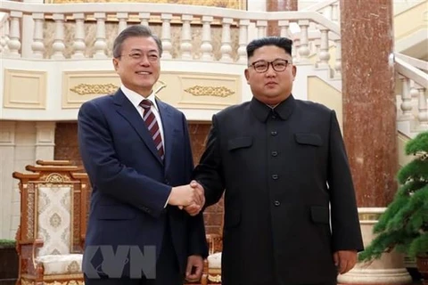 Nhà lãnh đạo Triều Tiên Kim Jong-un (phải) và Tổng thống Hàn Quốc Moon Jae-in tại Hội nghị thượng đỉnh lần ba ở Bình Nhưỡng. (Nguồn: AFP/TTXVN)