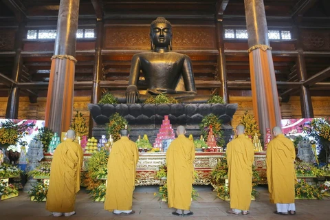 Tăng, ni thực hiện nghi lễ Tắm Phật tại điện Pháp Chủ, chùa Tam Chúc. (Ảnh: Thành Đạt/TTXVN)