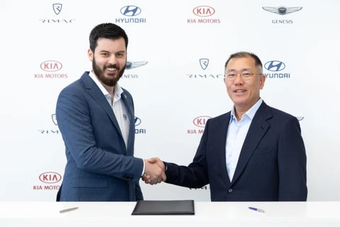 Mate Rimac (trái), người sáng lập, kiêm CEO của Rimac Automobili bắt tay Chung Eui-sun, Phó chủ tịch Hyundai Motor. (Nguồn: tyrepress.com)
