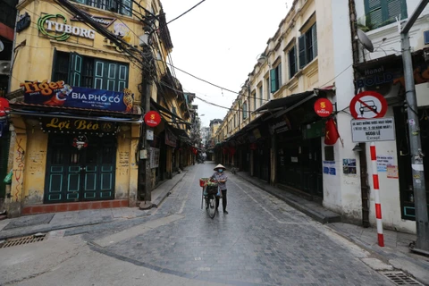 Hà Nội: Đường phố vắng vẻ, hàng quán đóng cửa phòng chống COVID-19
