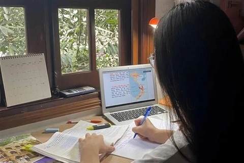 Học sinh Trường THPT Việt Đức (Hà Nội) học trực tuyến tại nhà. (Ảnh: TTXVN)