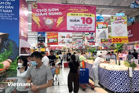 Các siêu thị đồng loạt giảm giá các mặt hàng giúp người tiêu dùng giảm bớt gánh nặng chi tiêu. (Ảnh: Việt Anh/Vietnam+)