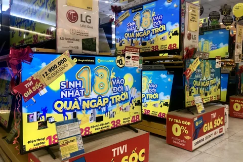 Nhân dịp kỷ niệm sinh nhật, nhiều hệ thống siêu thị điện máy tại Hà Nội đã tổ chức chương trình khuyến mãi để tri ân khách hàng. (Ảnh: Việt Anh/Vietnam+)