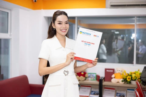 Hoa hậu Lê Hoàng Phương nhận học bổng toàn phần 100% của trường Đại học Công nghệ Thành phố Hồ Chí Minh cho chương trình MBA. (Ảnh: CTV/Vietnam+)