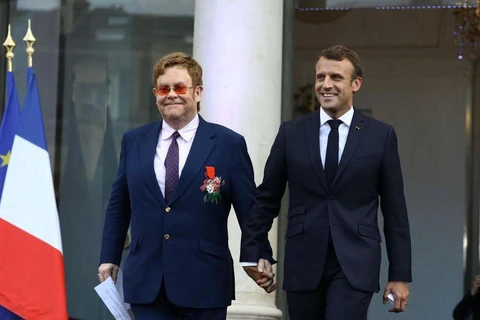 Tổng thống Pháp Emmanuel Macron và danh ca Elton John. (Ảnh: Le Parisien)