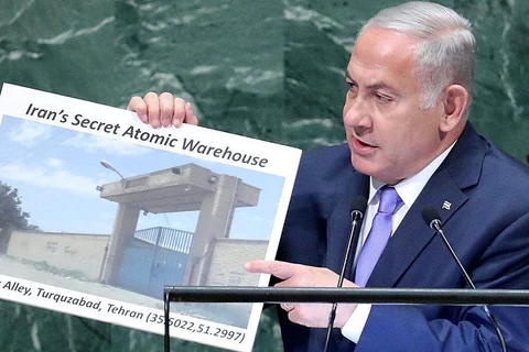 Thủ tướng Israel Benjamin Netanyahu đưa ra hình ảnh về kho hạt nhân của Iran. (Ảnh: Reuters)